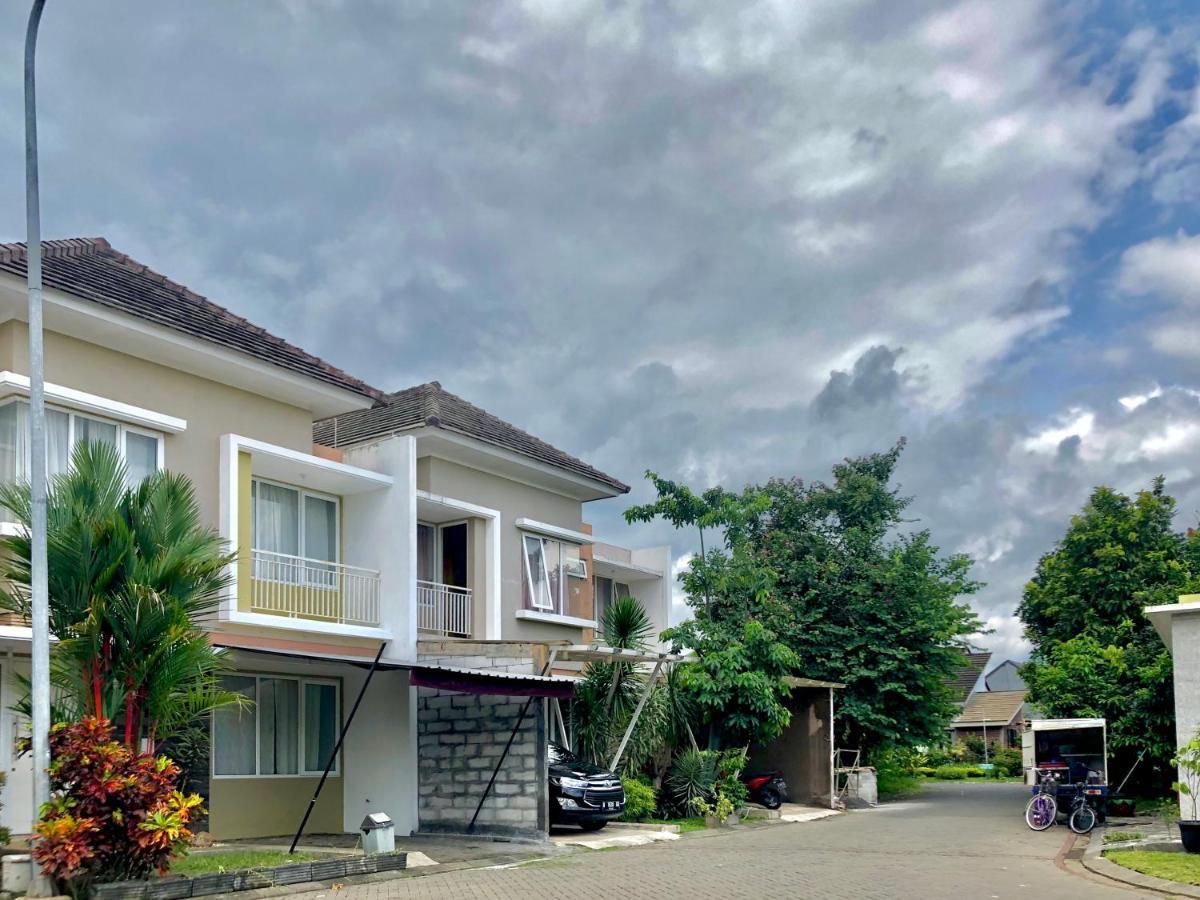 Gerbera 4BR Villa Springhill Garden Malang Exterior foto